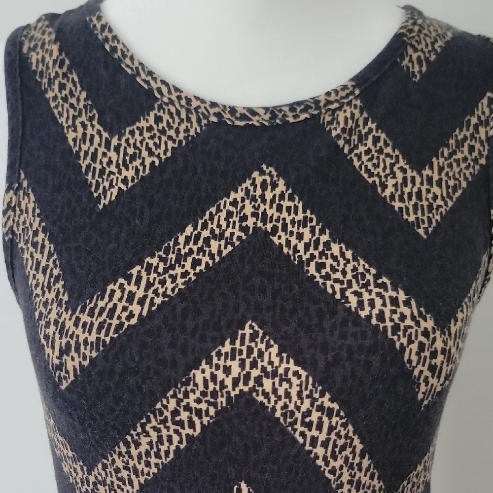 Women's Snap Black Tan Beige Chevron Pattern Sheath Sleeveless Midi Dress Size M - Picture 2 of 9